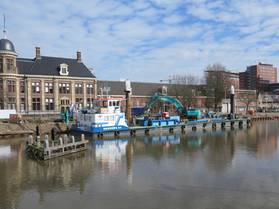 848655 Gezicht op de werkzaamheden ter vernieuwing van de beschoeiing langs het Merwedekanaal bij de Muntkade te ...